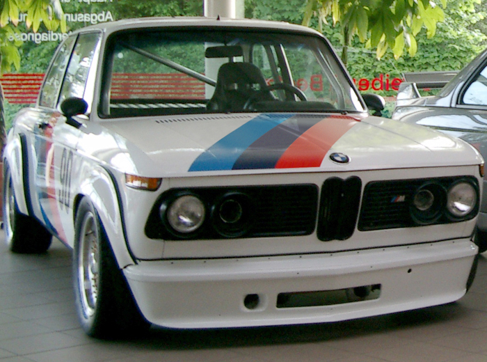 BMW 2002 Frontansicht Wei mit M-Streifen und original Turboverbreiterungen 3-teiligen BBS 7x15