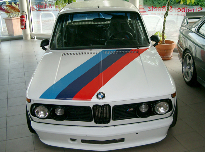 BMW 2002 Frontansicht Wei mit M-Streifen und original Turbofrontspoiler nach Restaurirung 1985-1988.