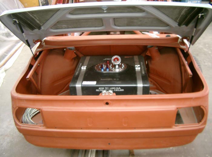 BMW 2002 Carbon-Kofferraumdeckel Hebetechnik mit Gasdruckdmpfern. FIA Sicherheitstank 90 Liter. Radhausdom umgebaut fr McPherson Federbeinaufhngung.