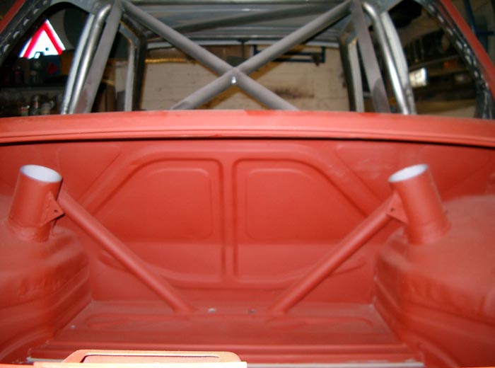 BMW 2002 McPhersondom. Federbeinaufngung im Dom und Differentialaufhngung am Unterboden  durch Zellenverstrebung verstrkt.